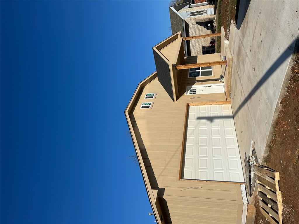 A Beautiful new Construction Home in the heart of Moore oklahoma, Come Get it at a great price, 4 Bed 2 full baths, Modern finishes. This home is Screaming for you to make it yours! Come tour it today!