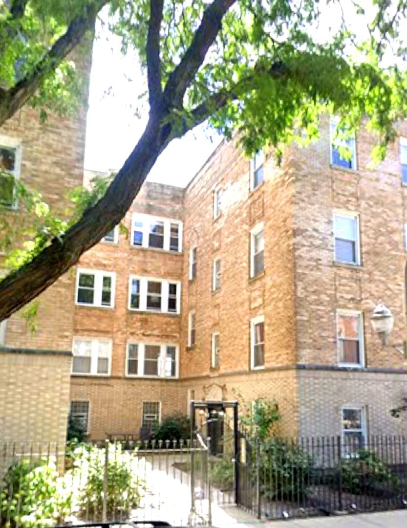 Hot Logan Square Condo - Experience Urban Living with Historic Charm blending modern convenience with the neighborhood's unique historic character. Situated in the heart of this vibrant community, you'll be steps away from the iconic Logan Boulevard, lined with beautiful landscaped boulevards and showcasing a mix of vintage buildings and new construction a ton of great restaurants, bars and shops. vintage building, 3 bedroom, Granite counters, full height backsplash, SS appliances and  in-unit laundry. Master suite offers large walk-in closet, Venetian marble bath with whirlpool, Hardwood Floors and natural light throughout. Close access to the Blue Line, Healy Metra Station, and 90/94 Expressway.