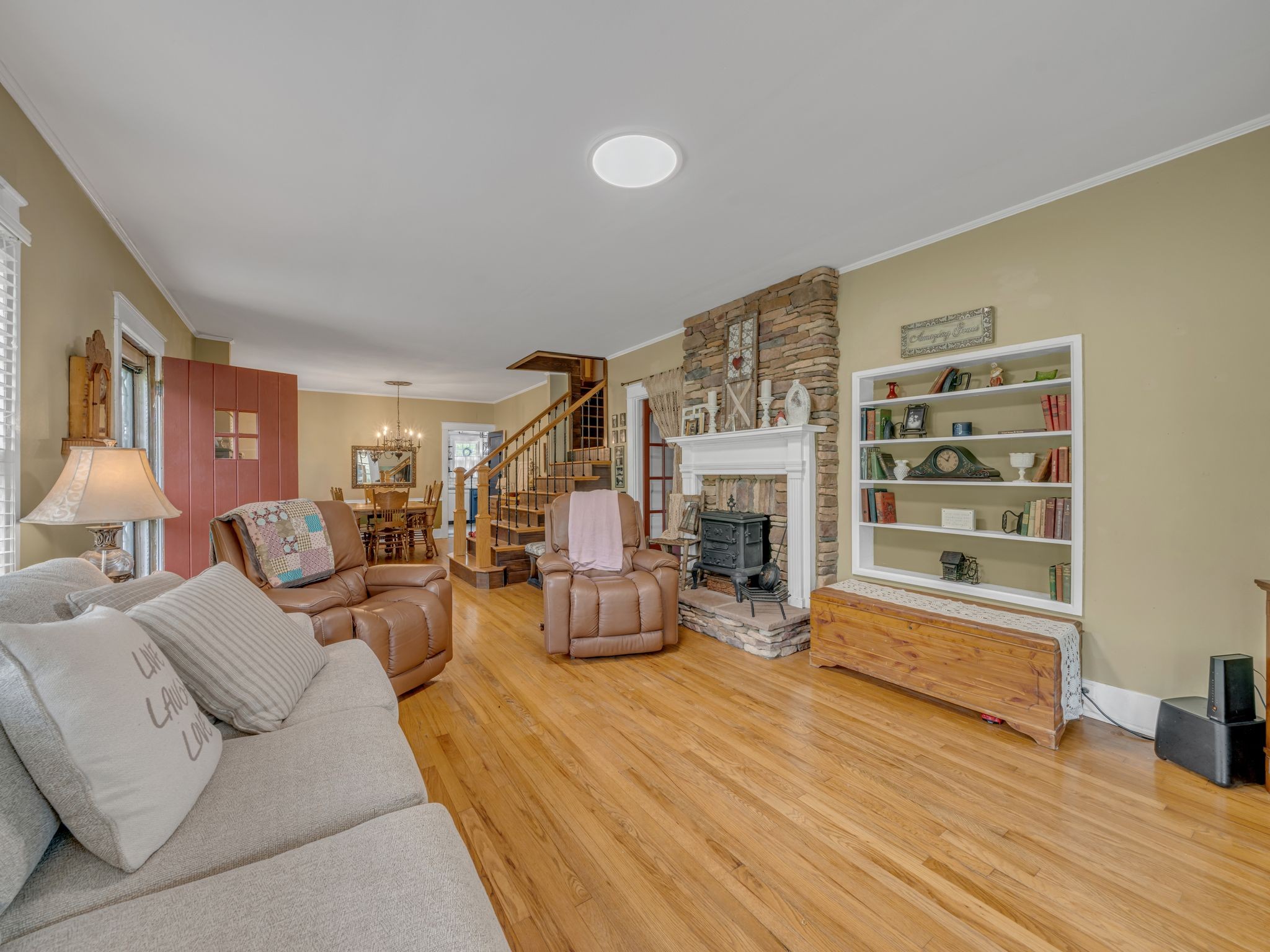 609 W Main St