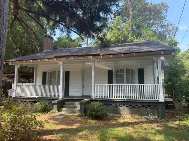 INVESTMENT OPPORTUNITY! Enjoy unbeatable convenience with Downtown Thomasville within walking distance and, Archbold Hospital, Publix, Lowes, shopping, and restaurants all just a short drive away. Inside, rooms offer endless possibilities for customization, allowing you to create your dream home. With its charming historic curb appeal, french doors, hardwood flooring, and newer roof, this home is overflowing with potential. An opportunity like this doesn't come every day. Don't miss out on this incredible house! Don't miss out on this opportunity.