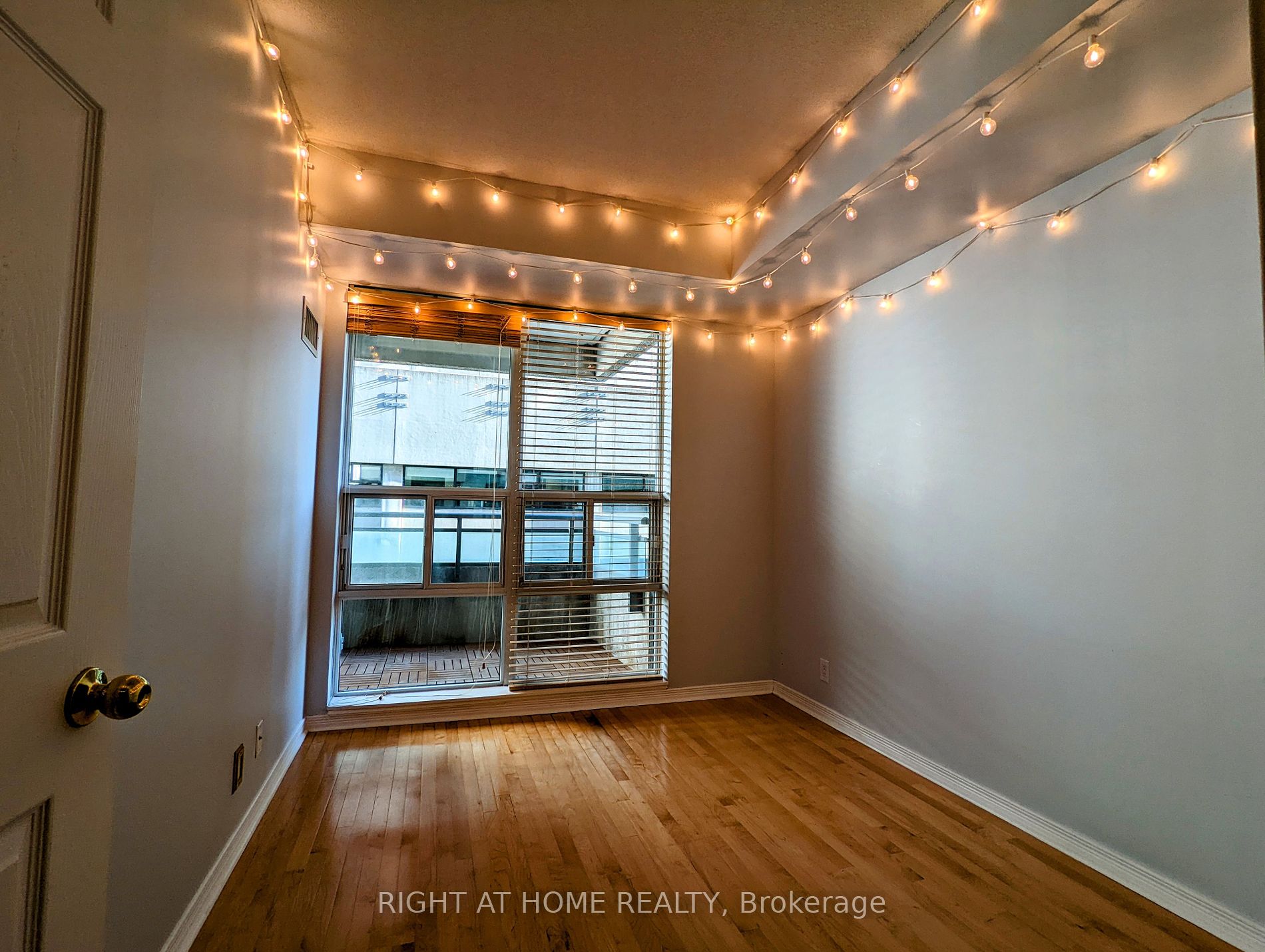736 Spadina Ave 416