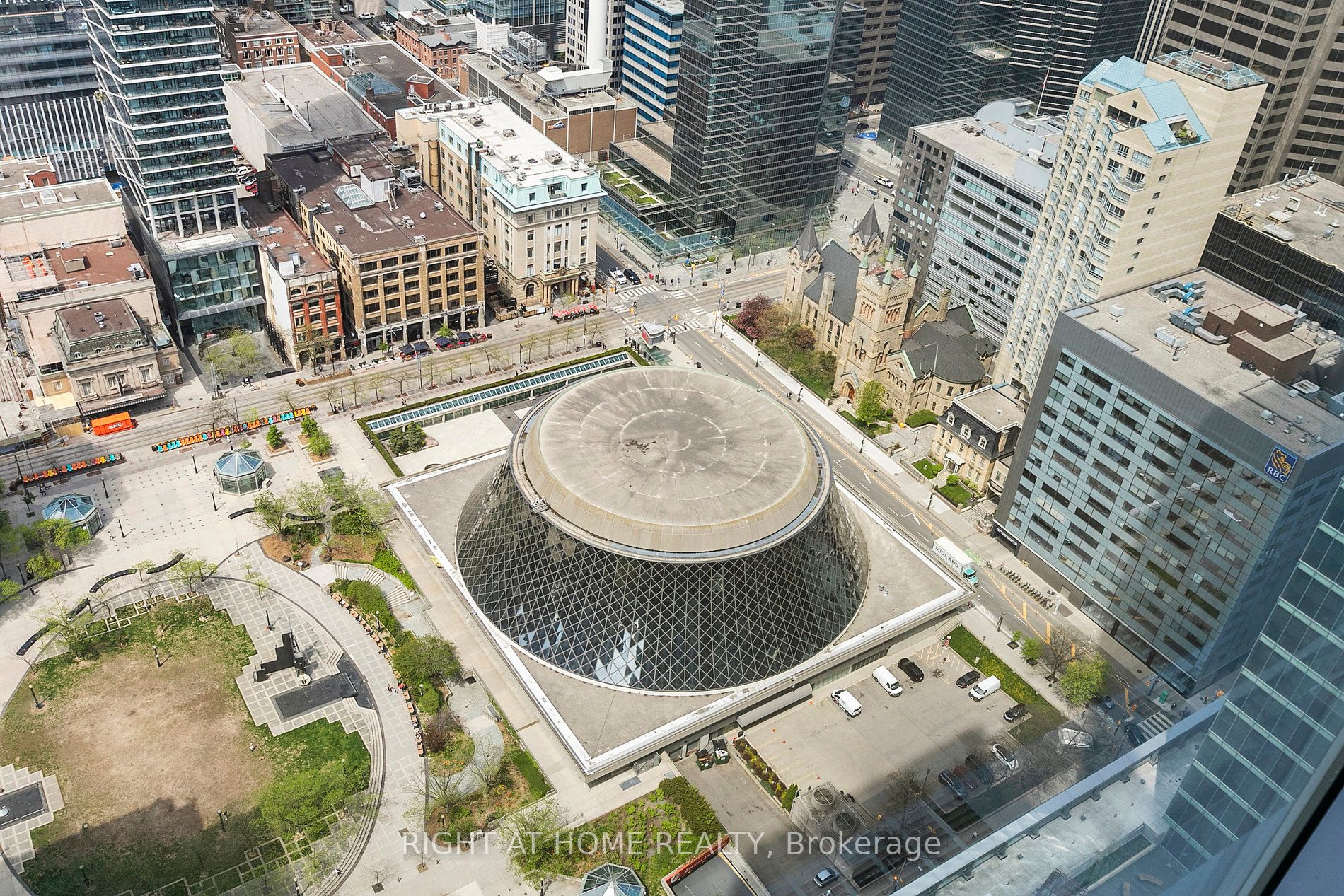 183 W Wellington St 3902