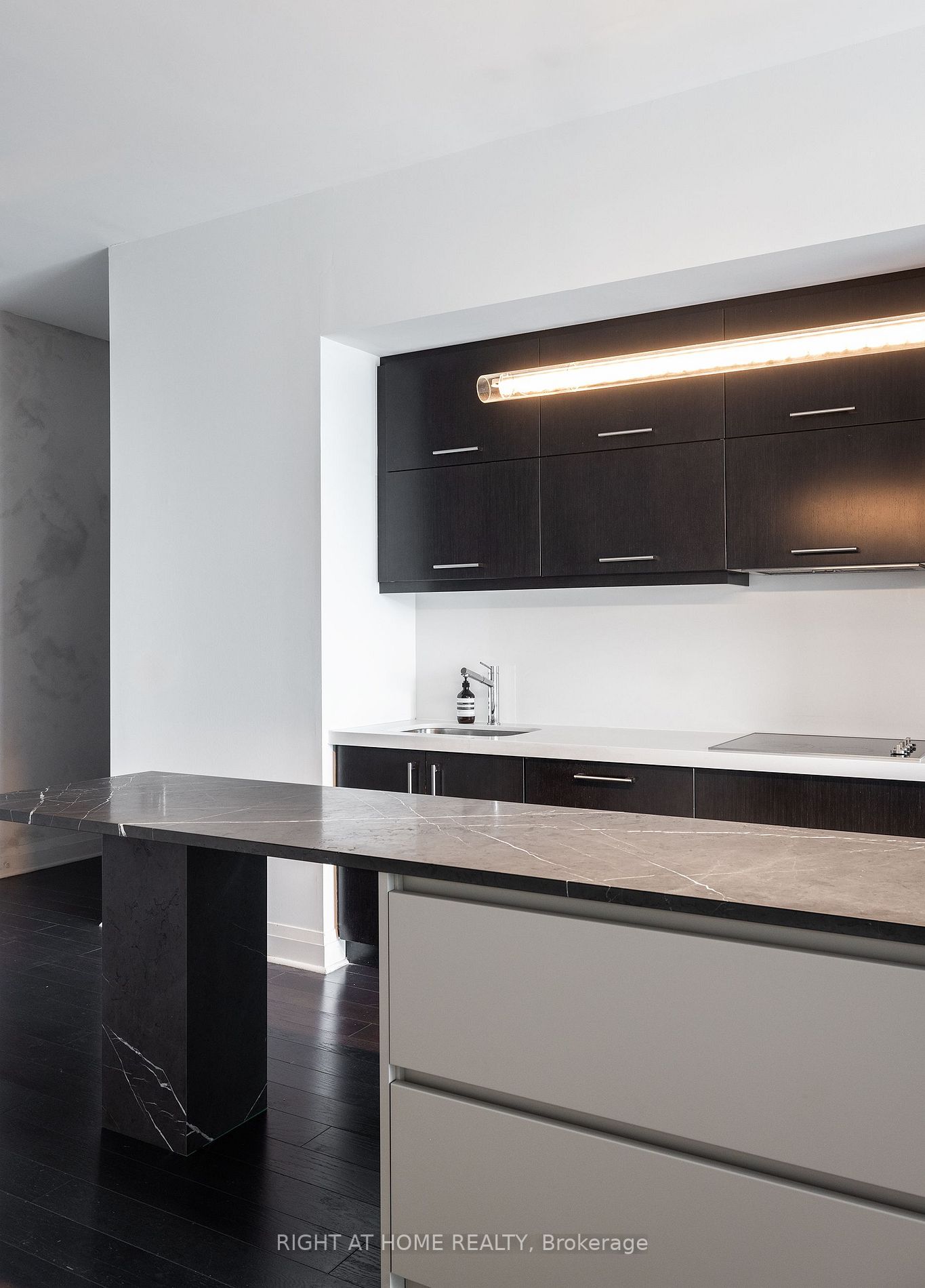 1080 Bay St 5203