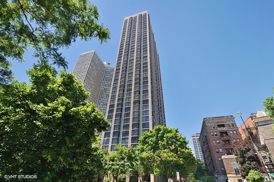 PREMIER LINCOLN PARK BUILDING ! VERY RARE (ONE OF A KIND 2 Bedroom 1 bath)  '08'  SOUTH FACING LARGEST ONE BEDROOM FLOOR PLAN WITH SECOND BEDROOM/DEN. EXCELLENT OPPORTUNITY  TO  CREATE YOUR ONE MASTERPIECE WITH INCREDIBLE PARK  LAKE AND CITY PROTECTED VIEWS. BEAUTIFUL  INDOOR POOL, 2 TENNIS COURTS, 3 SUNDECKS, EXERCISE ROOM, SAUNA, 24 HR DOORMAN. HEAT AND A/C ,  CABLE AND HIGH SPEED INTERNET  INCLUDED IN ASSESSMENTS.     INDOOR PARKING AVAILABLE $195 PER MONTH, NO SMOKING, NO PETS. OVER 2  MILLION IN RESERVES. NO RENTAL CAP!!