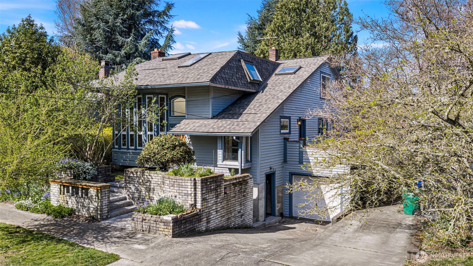 2422 E Louisa Street