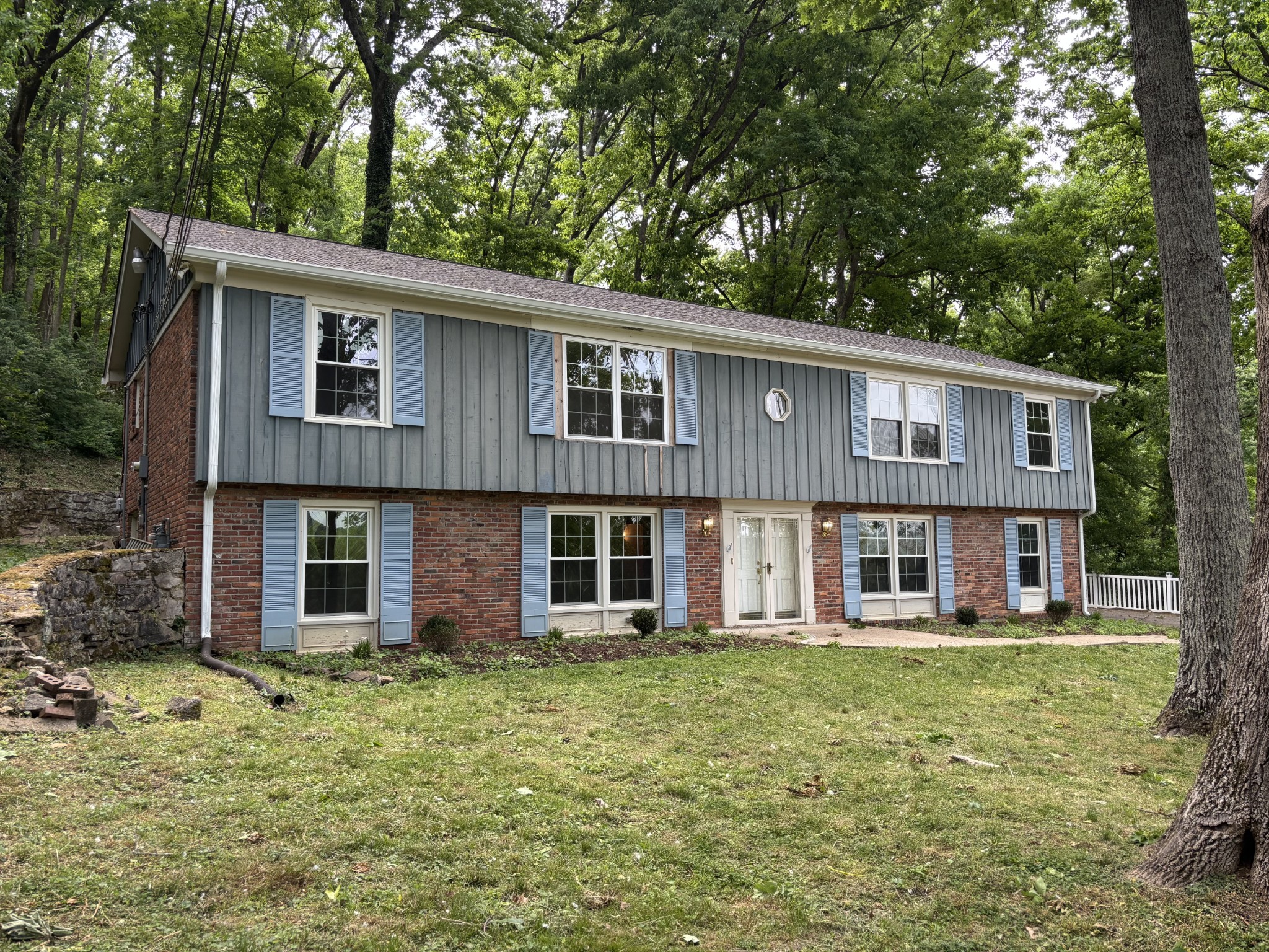 122 Featherstone Dr — sold