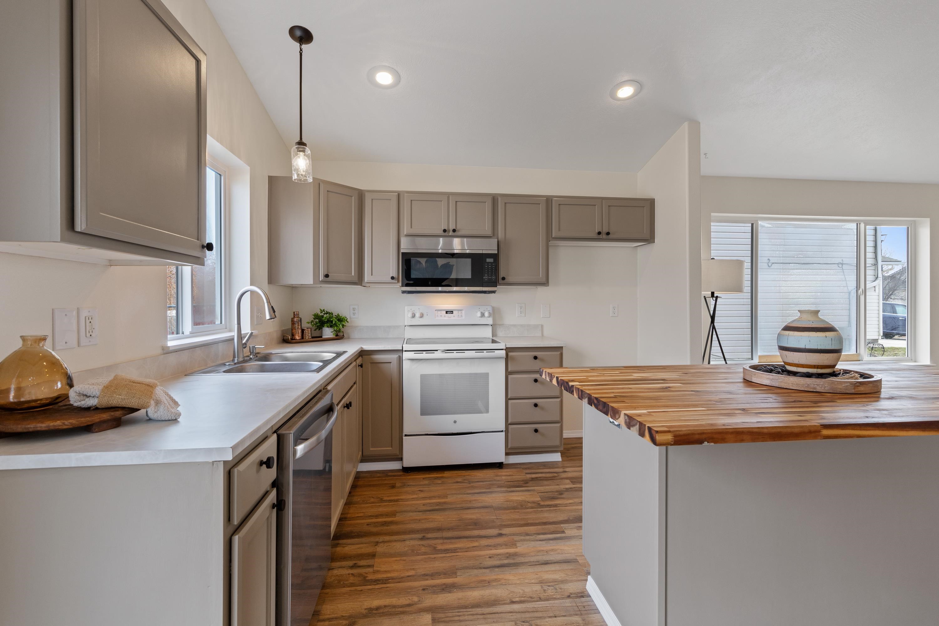 10026 W Barberry Ave