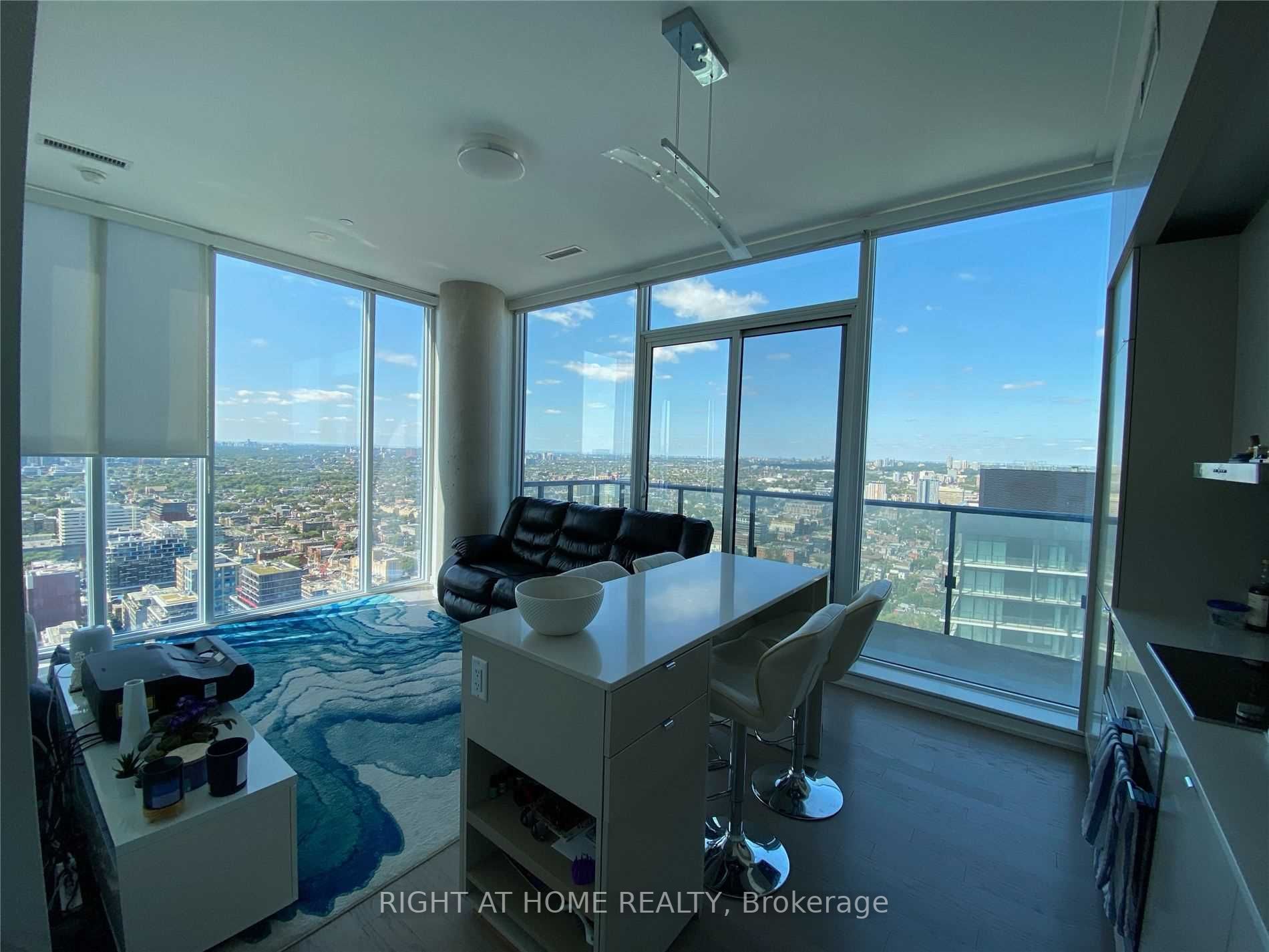 101 Peter St Ph11