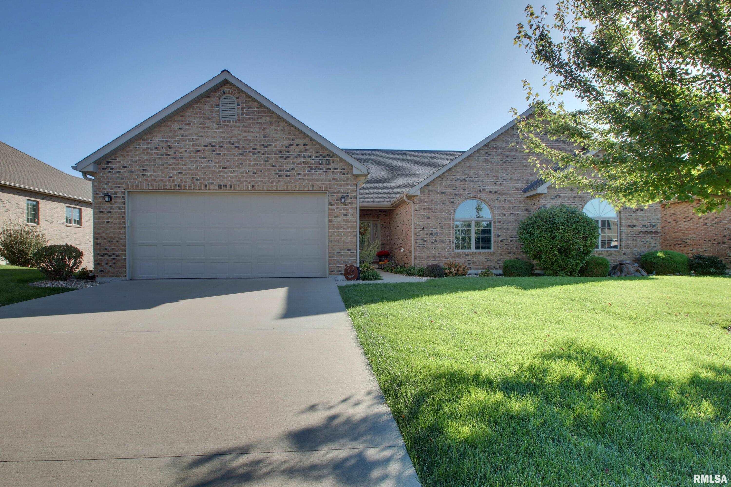 Tremendous Condo with lots of amenities just waiting for you. 4 bedrooms plus a den .  This home has been extremely well maintained and is ready to be moved into. It is unusual that both main floor bedrooms have attached full baths. This a walkout basement for great access to back yard.  One owner home in very good condition.