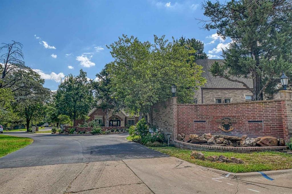 Nestled in the beautiful, serene Hunt Club, renowned for its park-like mature landscape and peaceful streets. The last unbuilt homesite in this unique neighborhood promises not just a place to live, but a community to belong to and a lifestyle to embrace. Conveniently located just minutes from Southwest Norman's key attractions, including University sporting and cultural events, the vibrant Downtown Arts District, and abundant shopping and dining options. This property is perfectly positioned for both leisure and convenience.