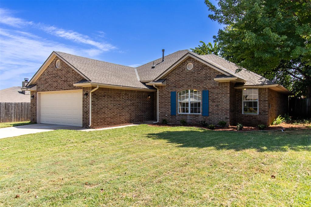 FANTASTIC 3 BED 2 BATH 2 CAR IN-LAW PLAN HOME. OPEN LIVING WITH FIREPLACE. KITCHEN HAS SOILD SURFACE COUNTERS AND A LARGE OPEN DINING AREA. SECOND DINING AREA COULD BE USED AS A STUDY OR SITTING AREA. SECOND AND THIRD BEDROOMS ARE GOOD SIZE WITH NICE SIZE CLOSETS. MASTER IS LARGE AND HAS AN ATTACHED FULL BATH WITH A TUB, SHOWER AND DOUBLE SINKS. SOME FRESH PAINT INSIDE, HVAC