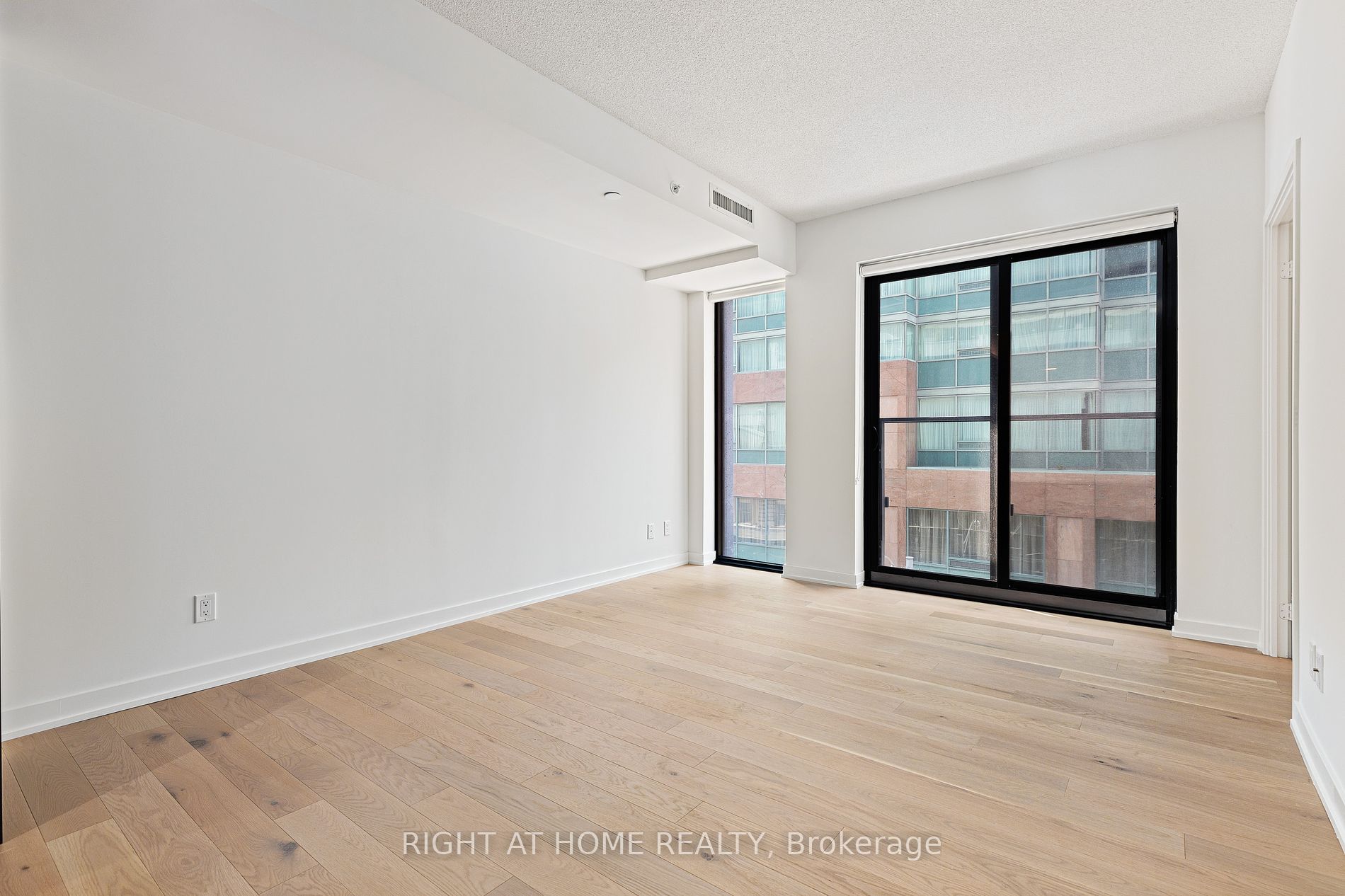 25 E Richmond St 315