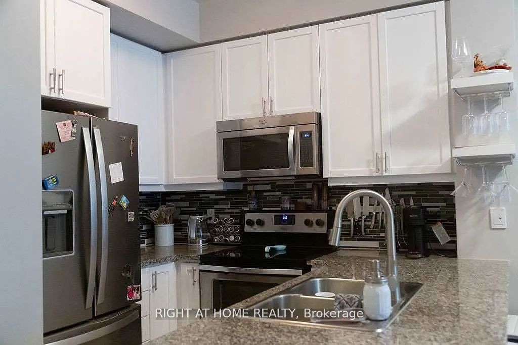 19 Grand Trunk Cres 305