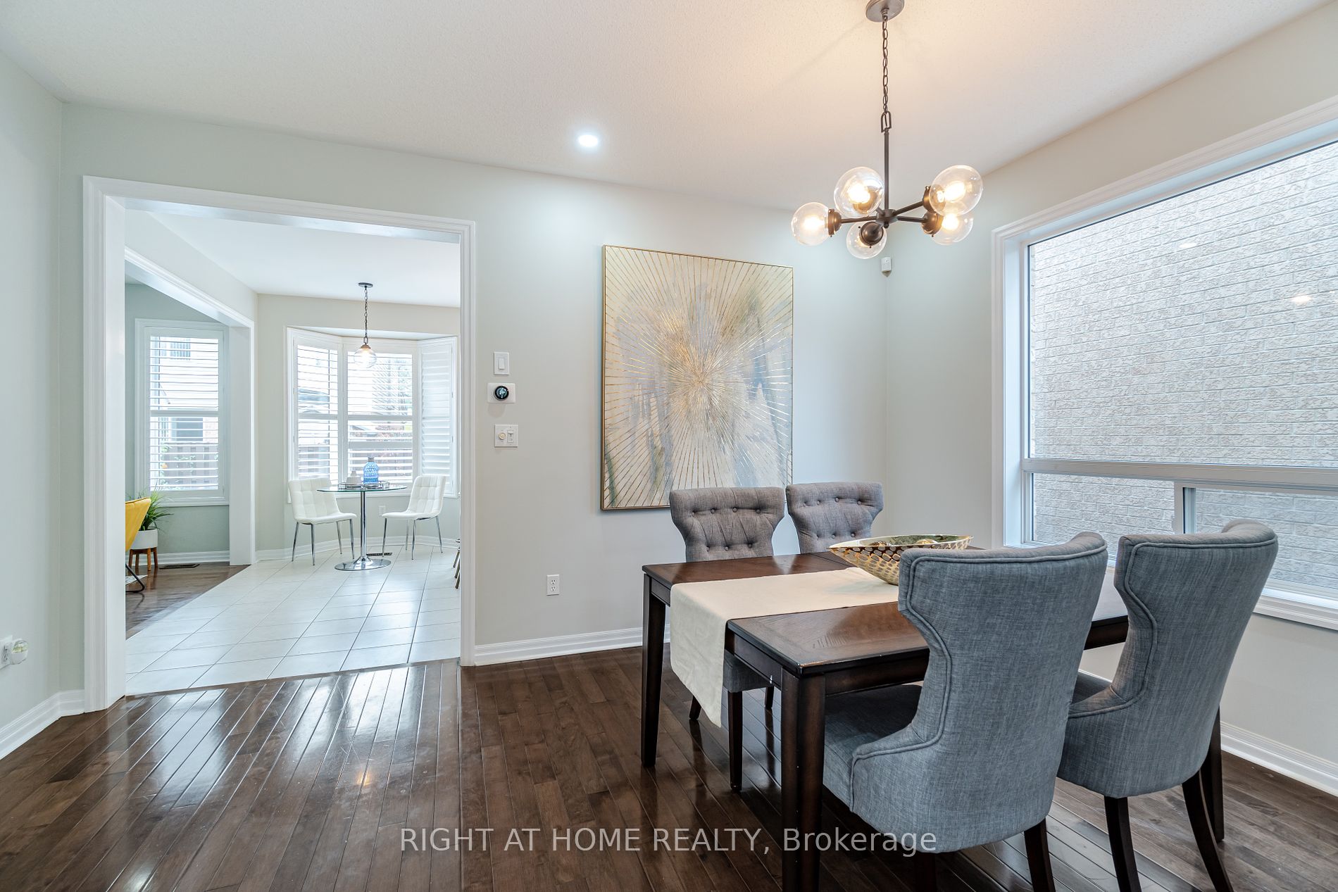 19 W Dehaviland Cres