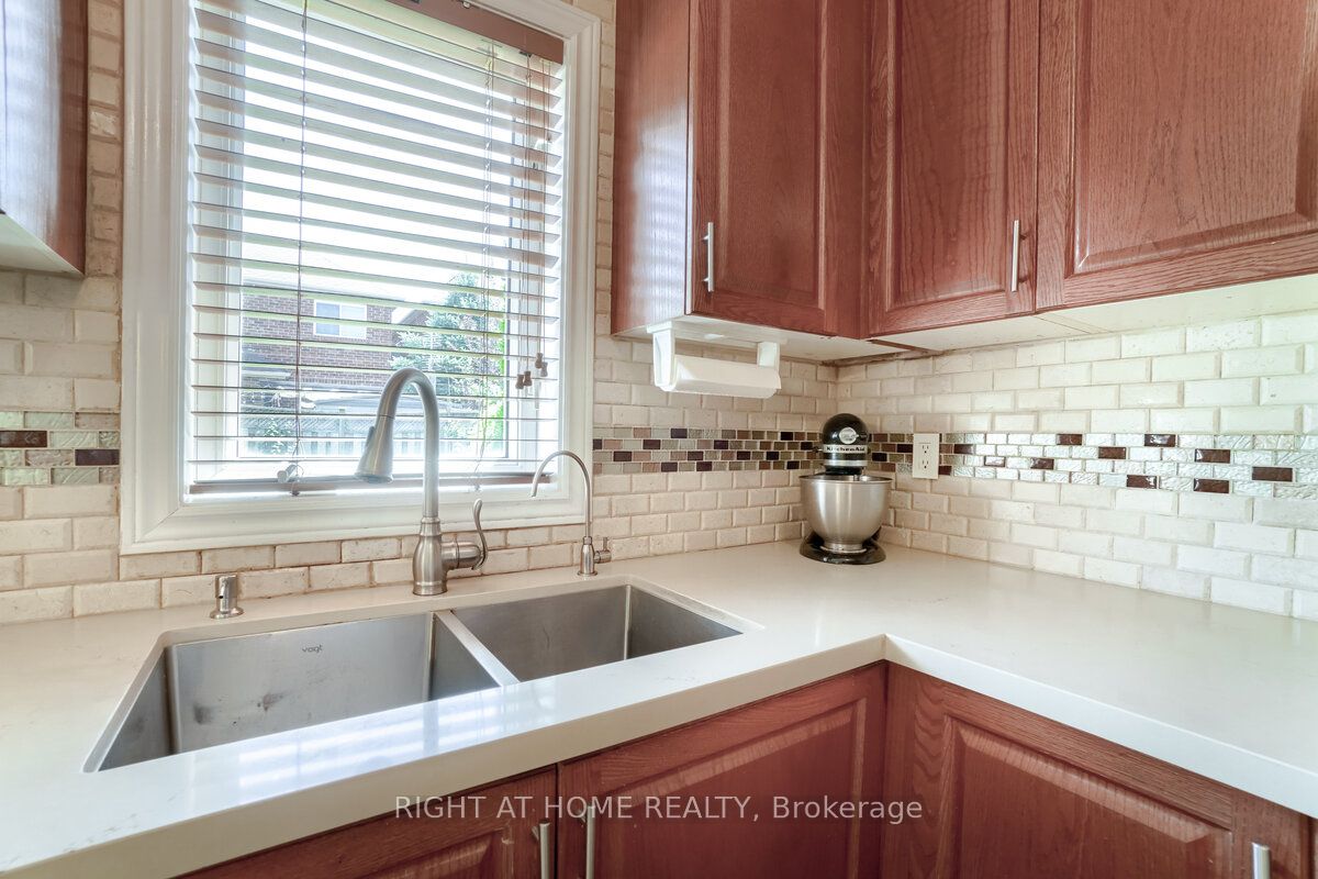 3020 Hawktail Cres L5M 6W3