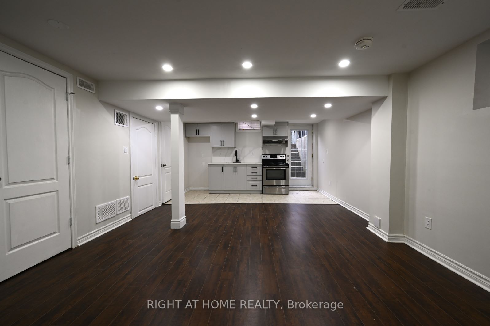 16 Glenmanor Dr