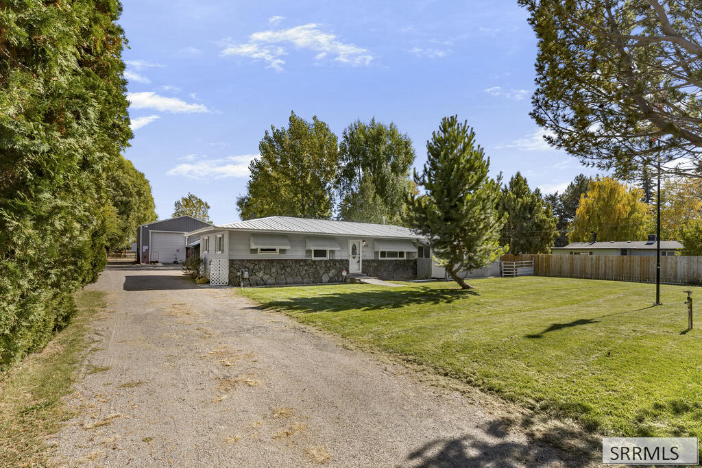 902 W Harmony Drive