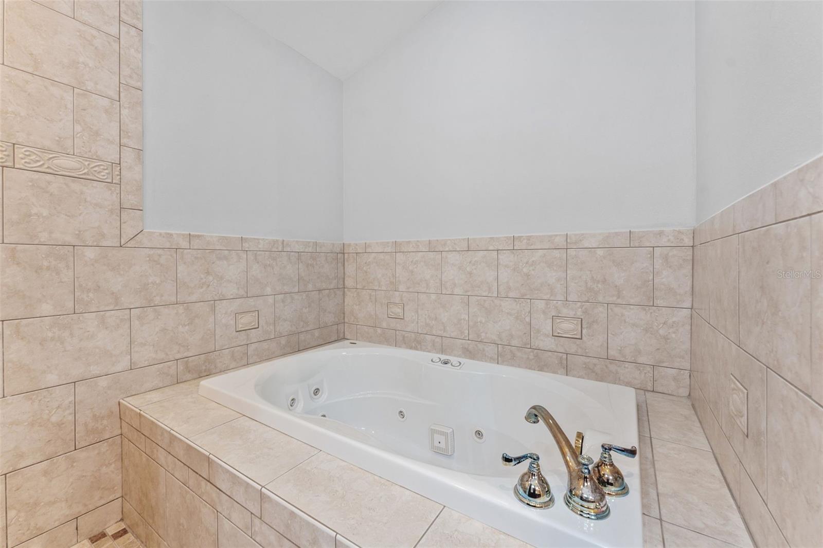1591 Chestnut Court W