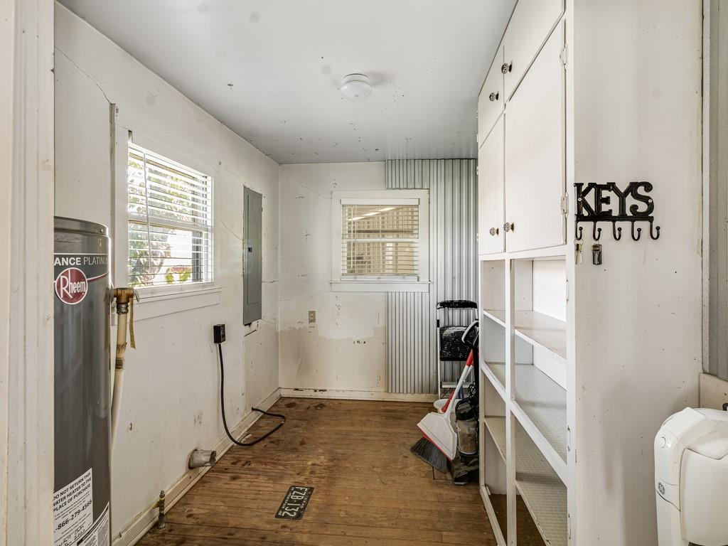 112 W Hackberry Street