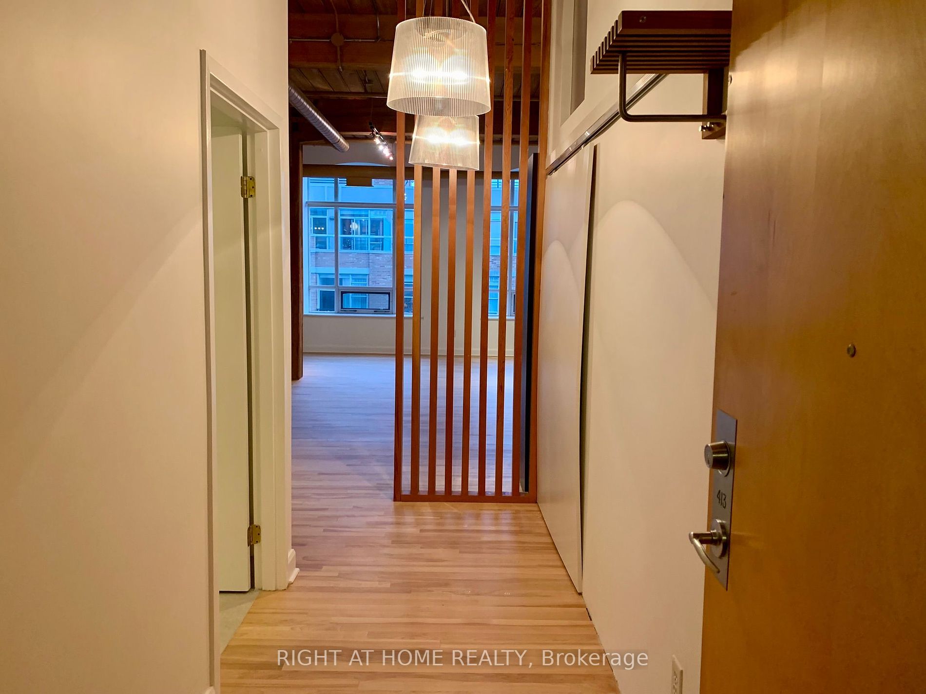 993 W Queen St 413