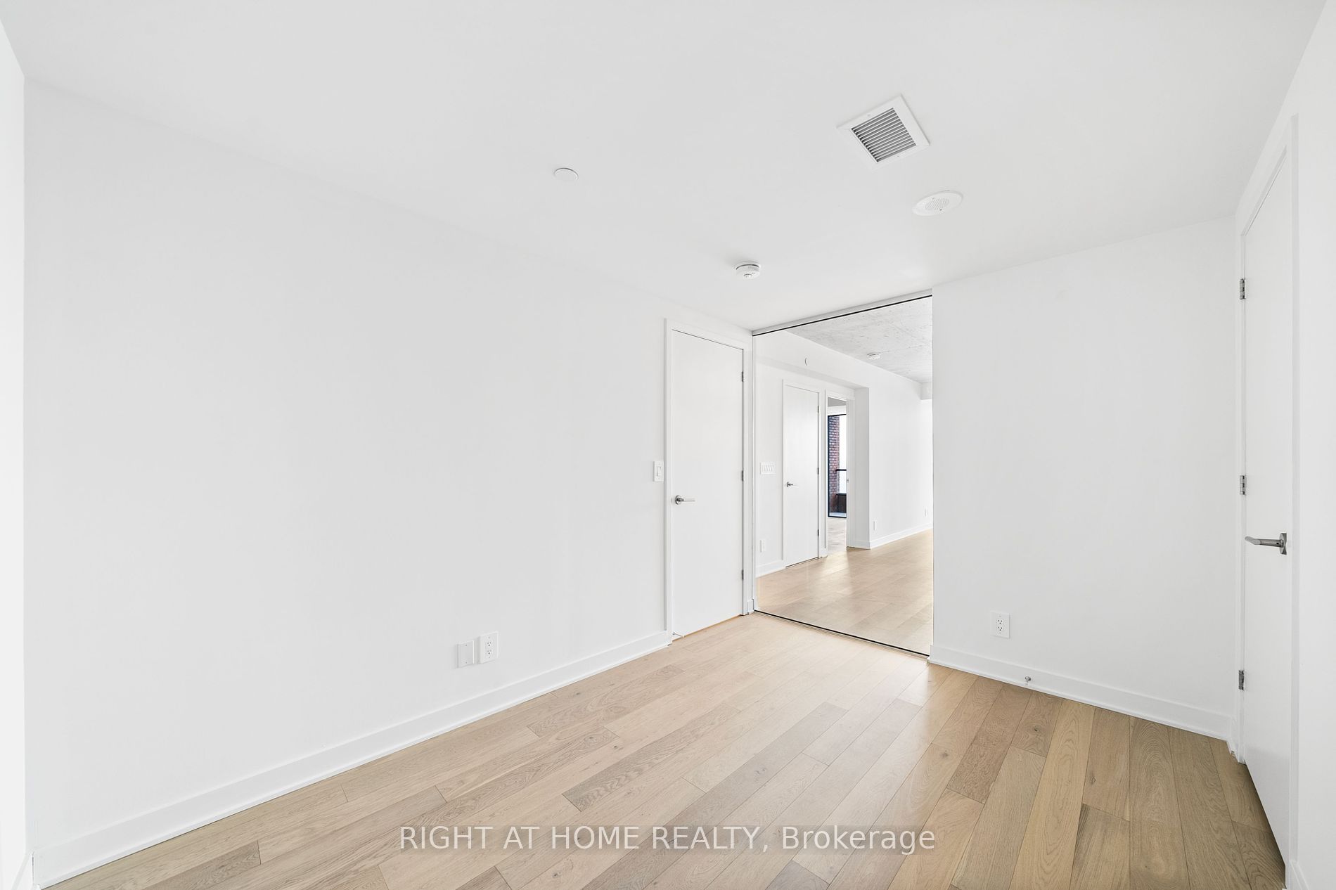 2720 Dundas St 520