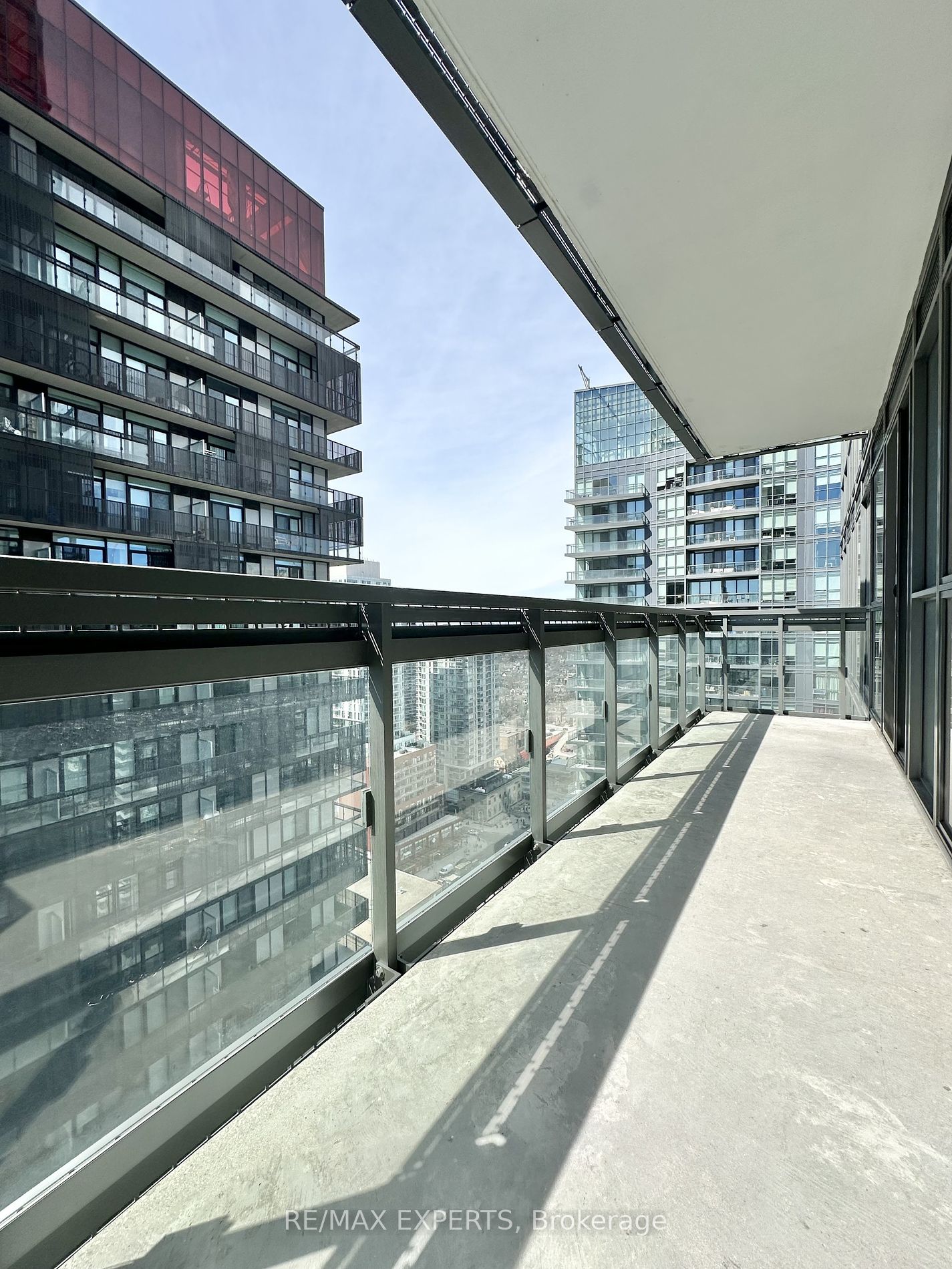 39 Roehampton Ave 2707