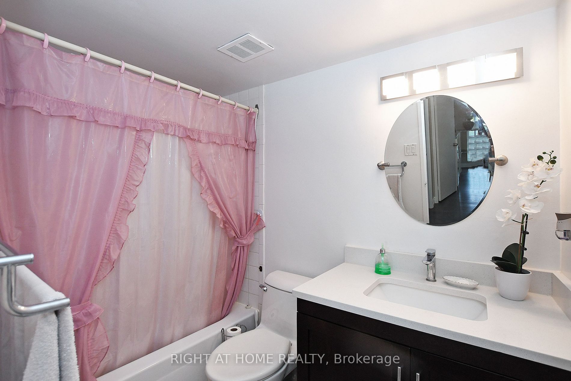 60 Inverlochy Blvd 806