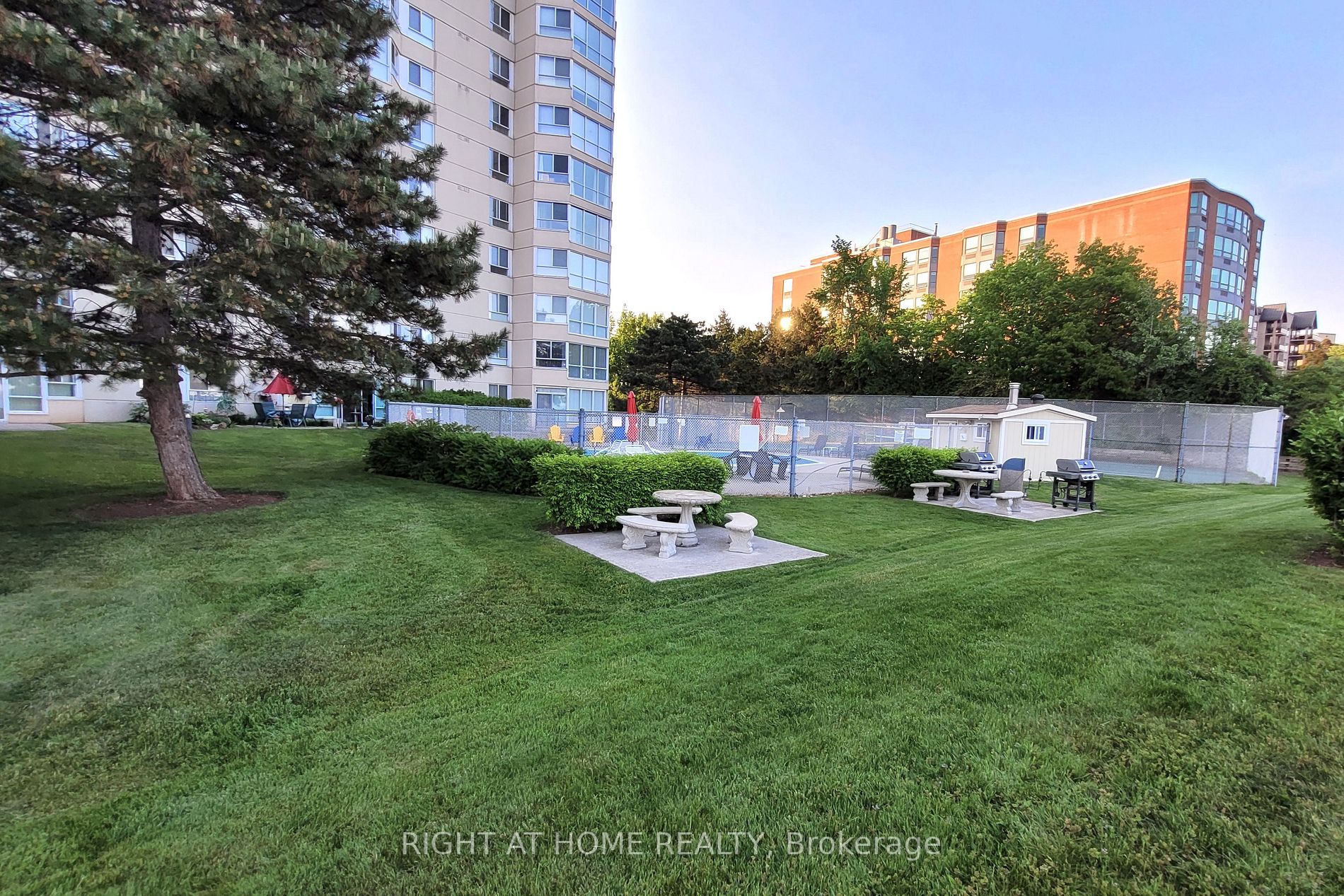 5280 Lakeshore Rd 207