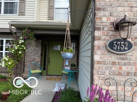 5752 Columbia Circle S