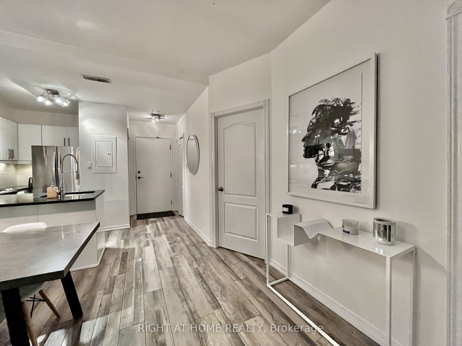 393 King St 1106