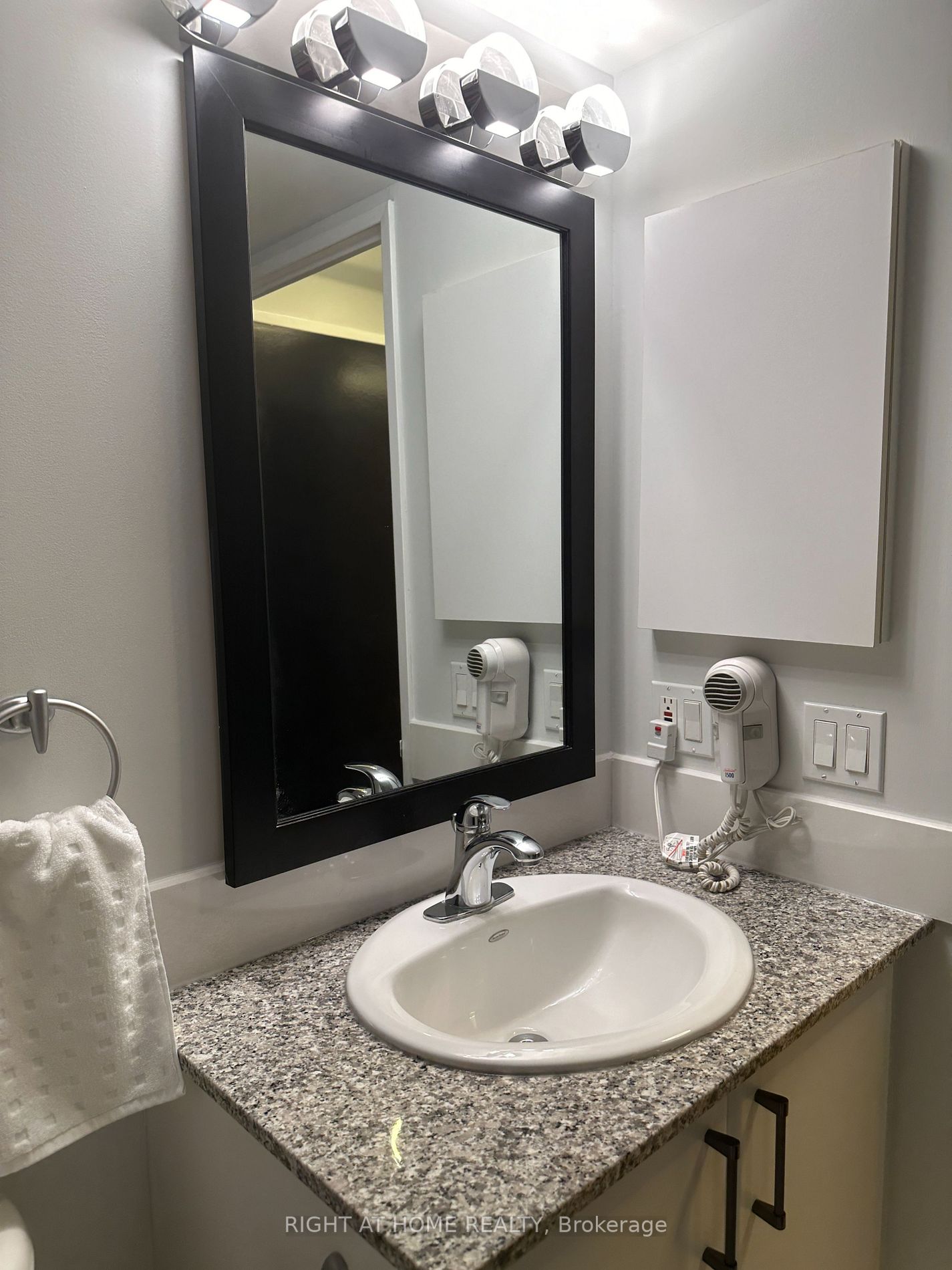 33 E Sheppard Ave 1205