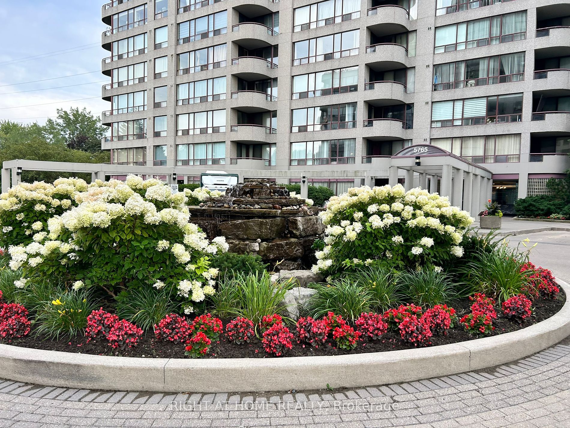 5785 Yonge St 505