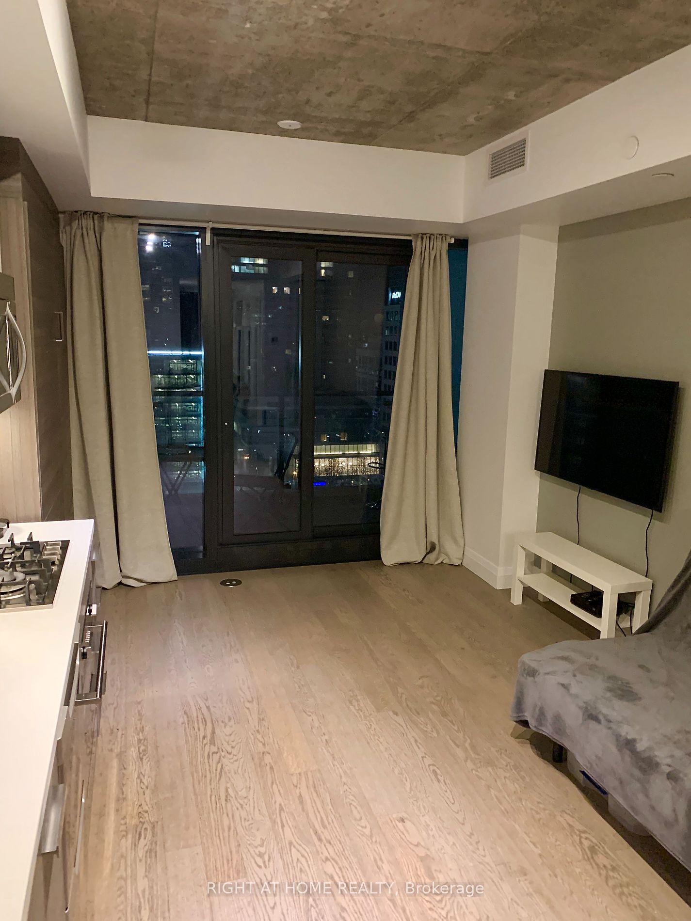 224 W King St 1505