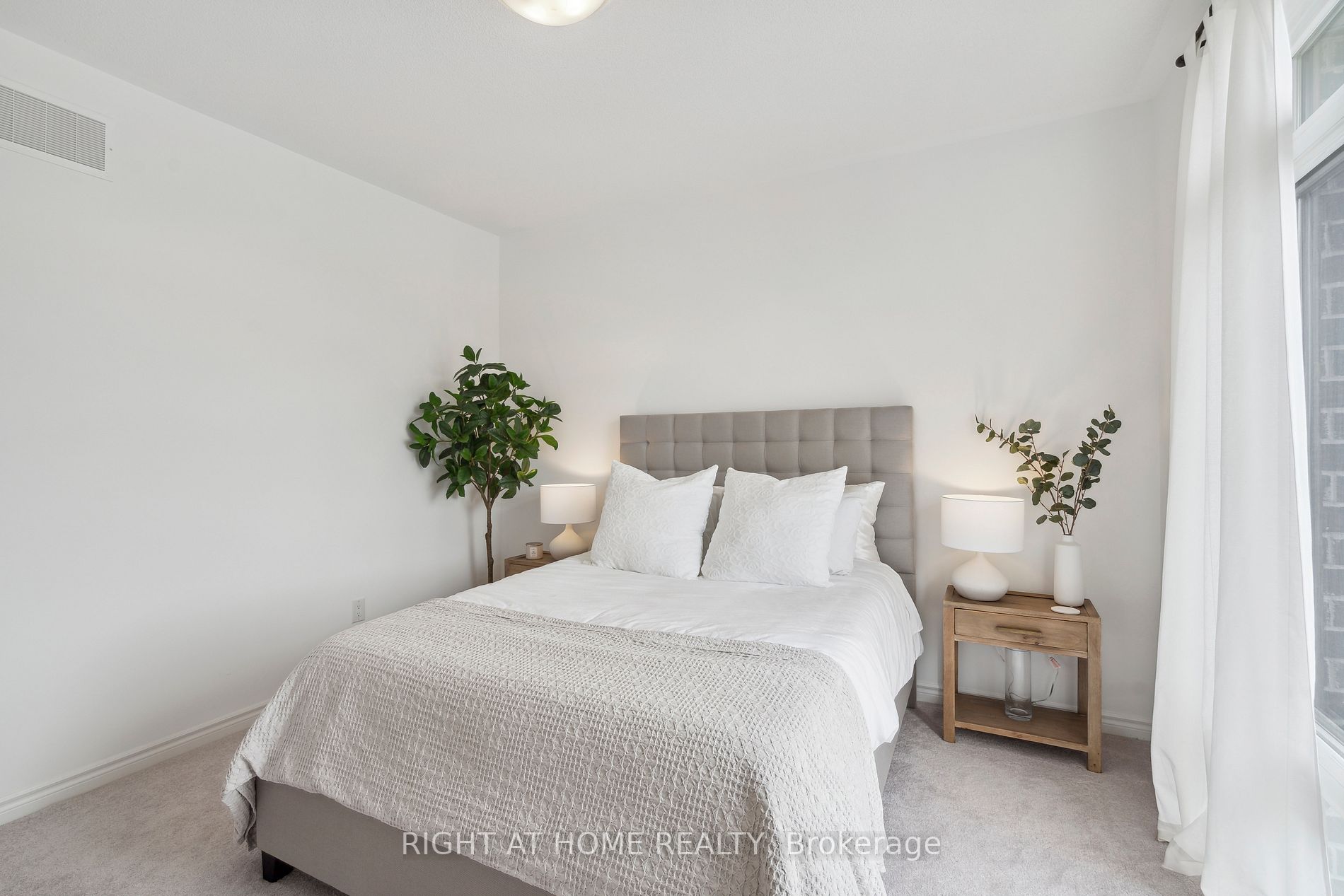 2495 Littlefield Cres