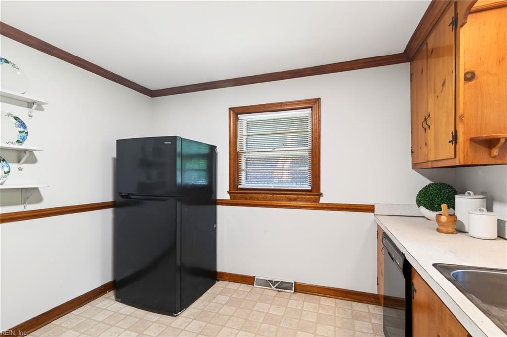 2 Larchmont Crescent