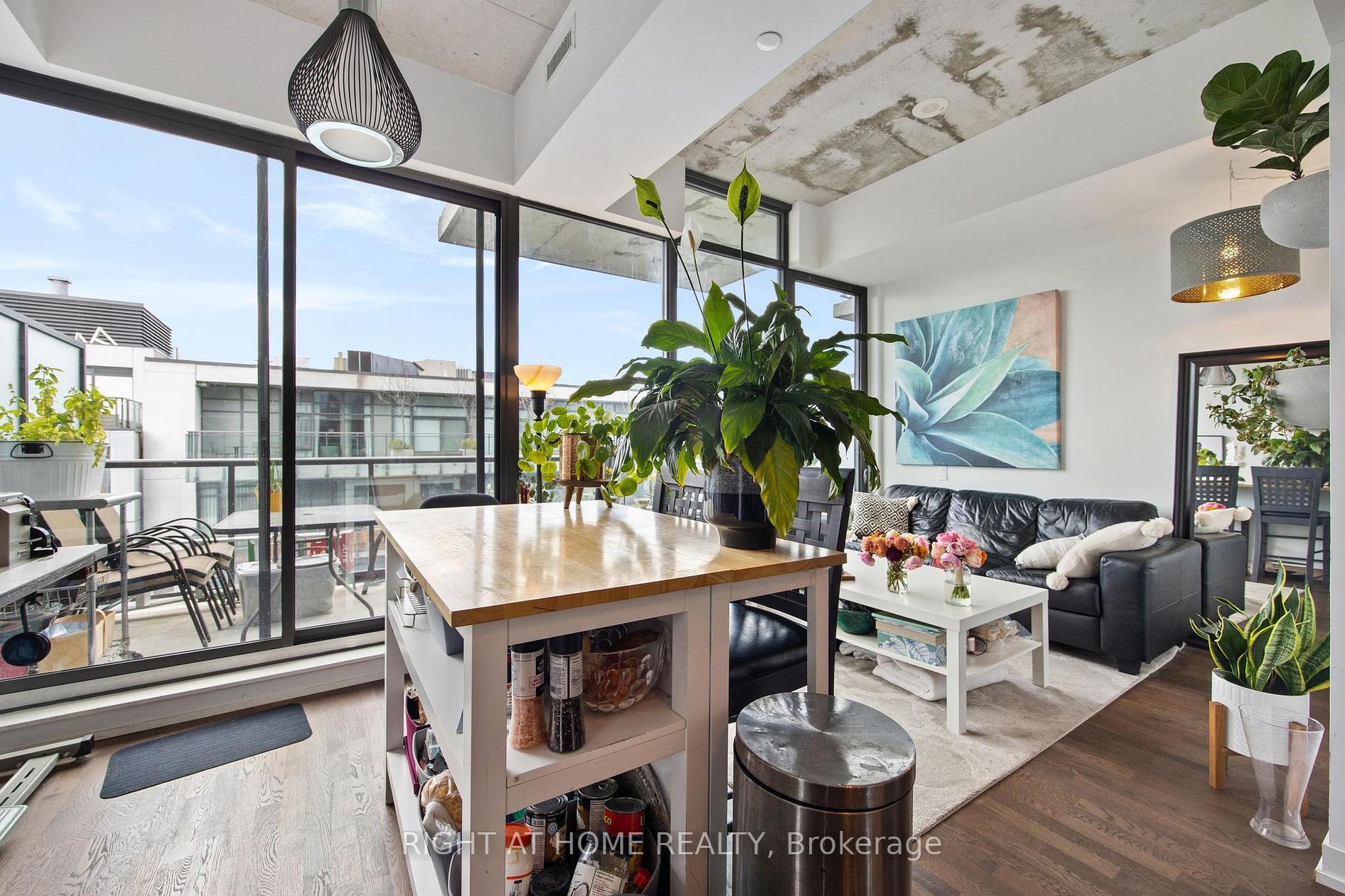 560 W King St 1004
