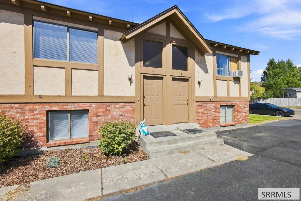 601 John Adams Court5 