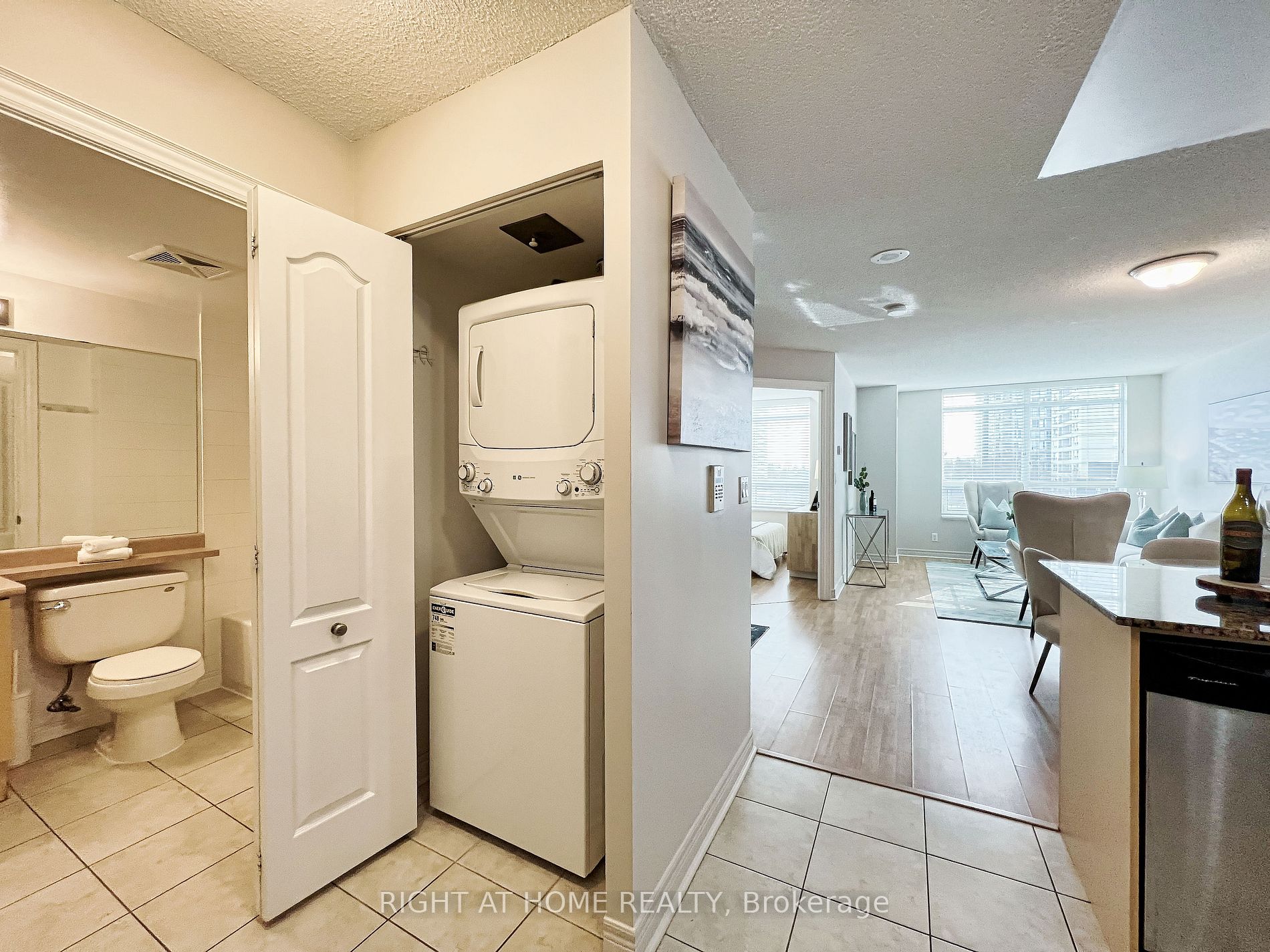 212 E Eglinton Ave 502