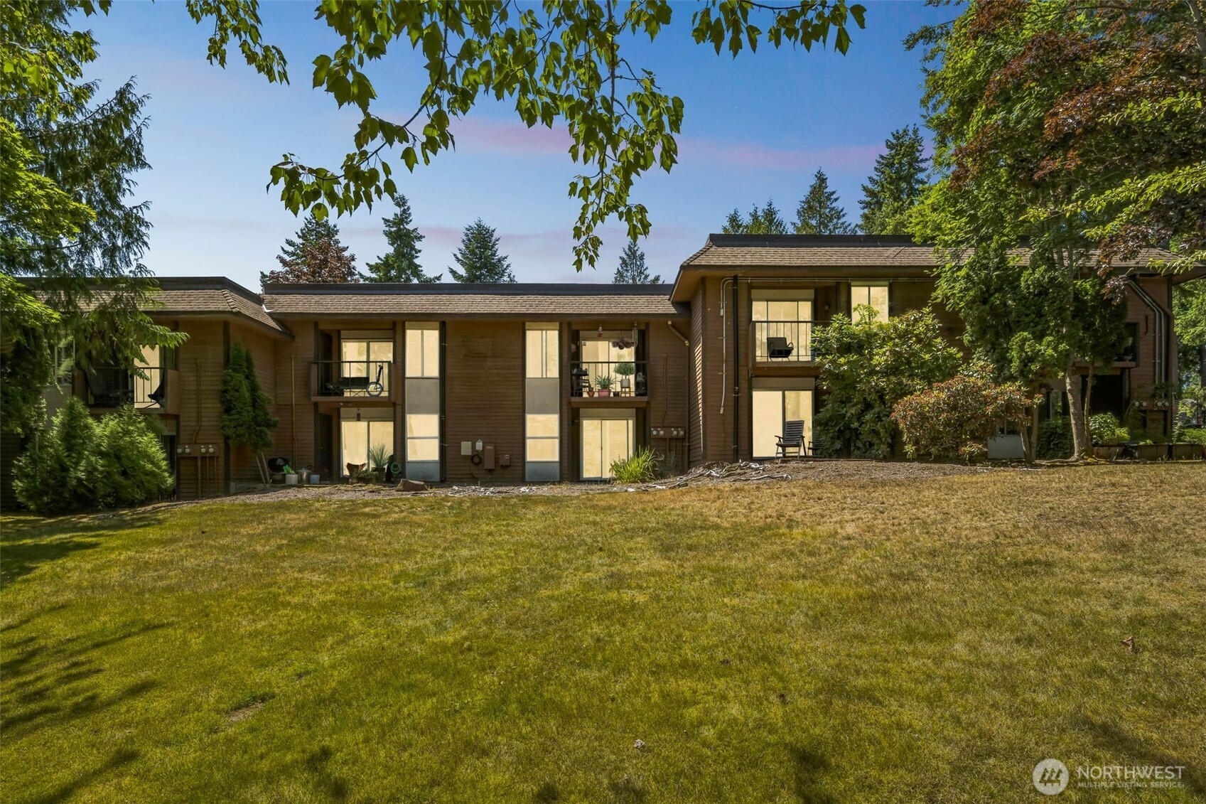 This spacious one-bedroom, one-bathroom condo in Edmonds is in a great location, with HOA paid for the remainder of the year! The oversized bedroom provides enough space for a home office setup, while the newly updated bathroom and sleek, modern kitchen appliances add a fresh touch. Step outside to enjoy the community’s outdoor pool or take advantage of direct access to the Interurban Trail—perfect for biking and walking. Conveniently located near I-5, grocery stores, public transportation, and more, this condo is a fantastic find!