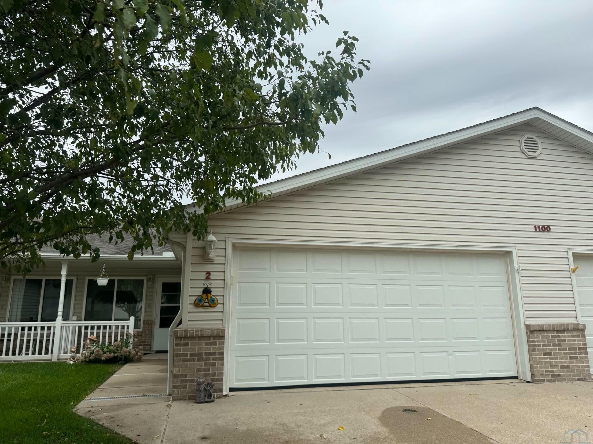 1100 Meadow View 2
