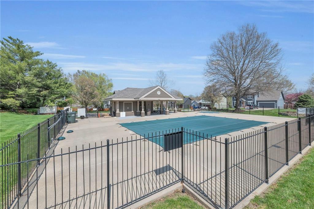 7442 N Sycamore Avenue