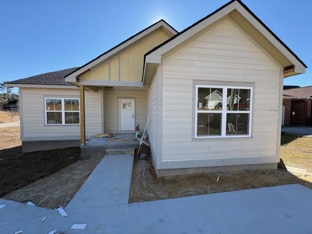 This charming single story charmer is located in Popular Horse shoe Lake Subdivision on a corner lot overlooking the lake.  Features include 4 very spacious bedrooms with 2.5 baths.  Impressive cathedral ceilings in the main living area and master bedroom along with handsome hand crafted mill work throughout make this impressive house special place to call home!  Scheduled for completion sometime late April or early May.