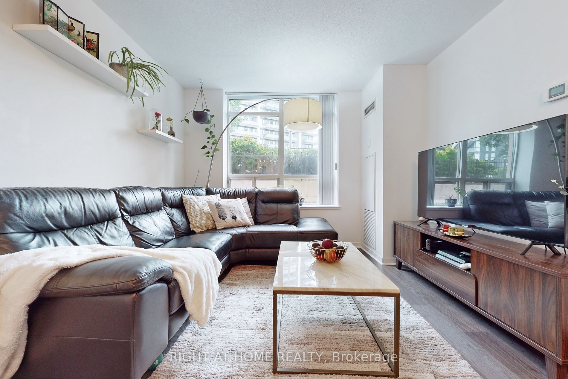 75 King William Cres 204