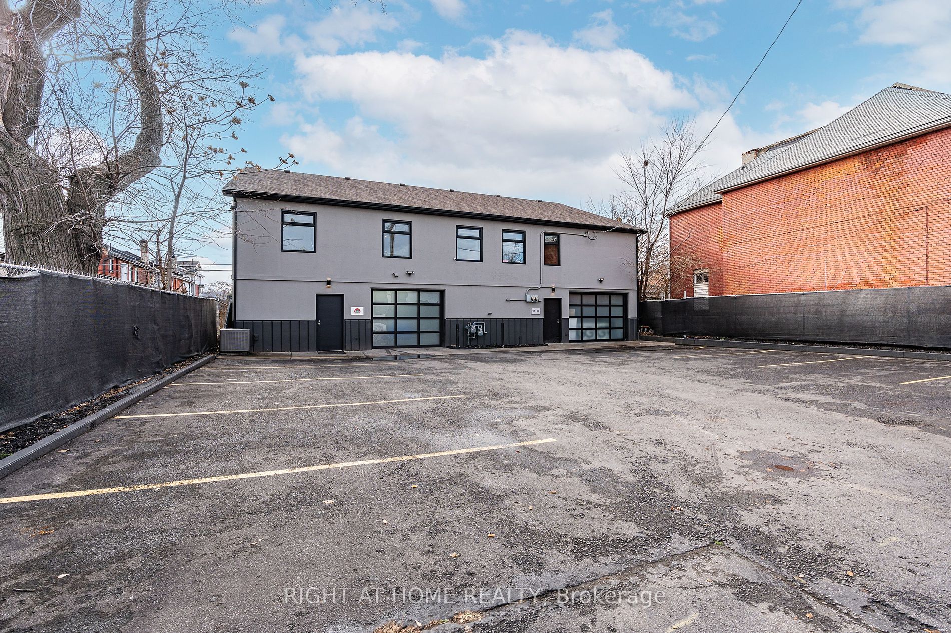 122 Burton St