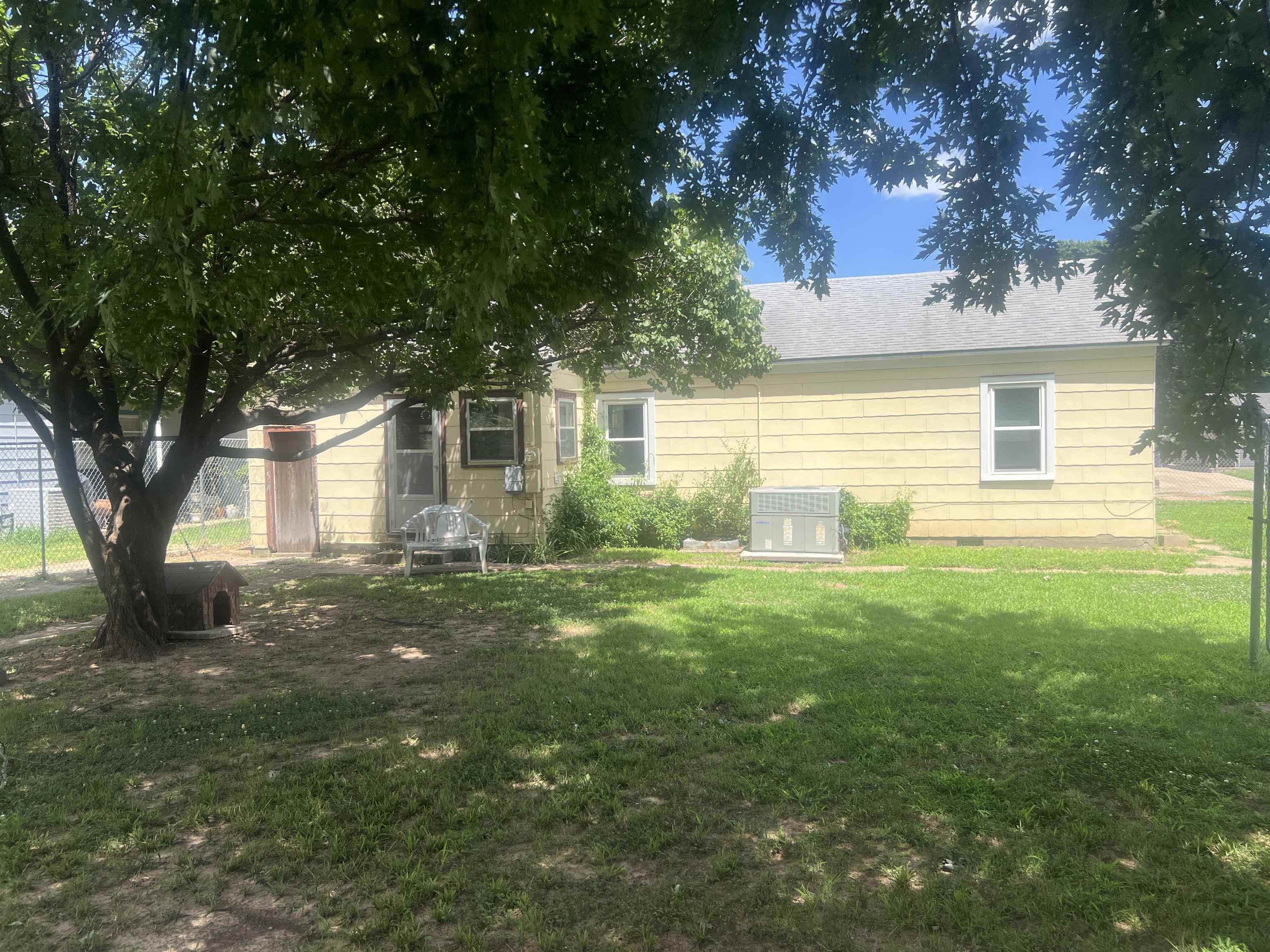1611 N 8