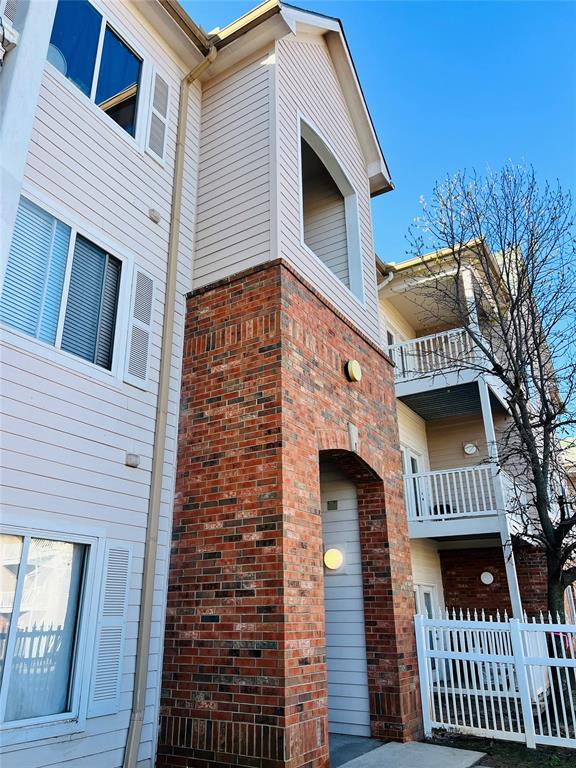 Looking for a nice and affordable student/faculty member housing close to OU! Look no further! Just a short walk from The University of Oklahoma your solution just hit the market! Enormous living area-feel, enhanced with lots of natural light, elegant high ceilings, 2 large bedrooms, each with private bathrooms. Recently cleaned, freshly painted and updated. Extremely well-maintained! Heat and Air System was recently replaced with new units. HOA conveniently takes care of all exterior maintenance of common green areas, pool, volleyball court, gym, etc. Schedule your showing today before it's taken. Agent related to the owner Lic #173426