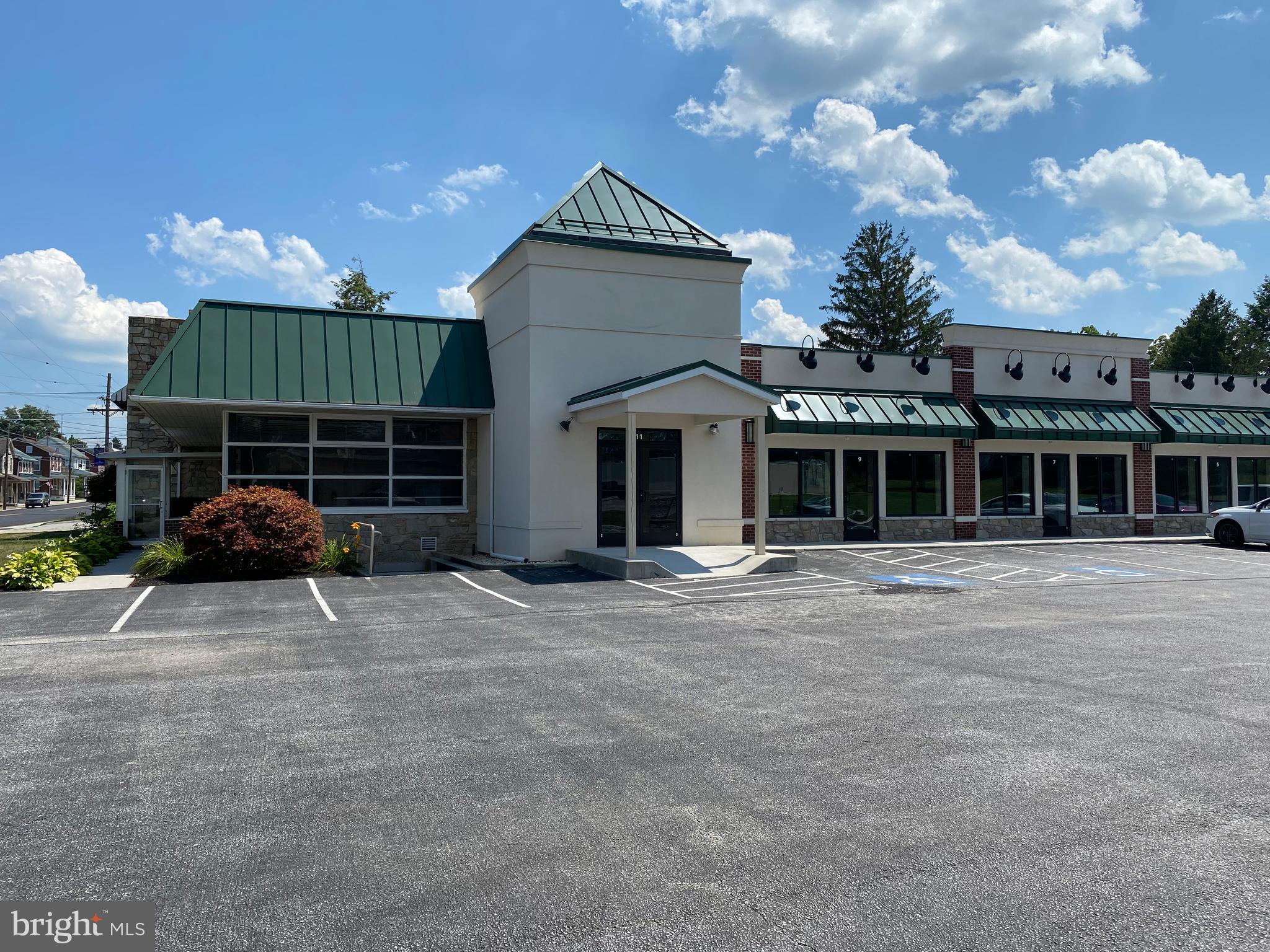One 800 sq. ft. (estimated space), with one half bath, wash sink and water fountain, plus $2.50 CAM. Join Domino's and Edward Jones. This 800 Sq. Ft. unit is located behind Edward Jones.