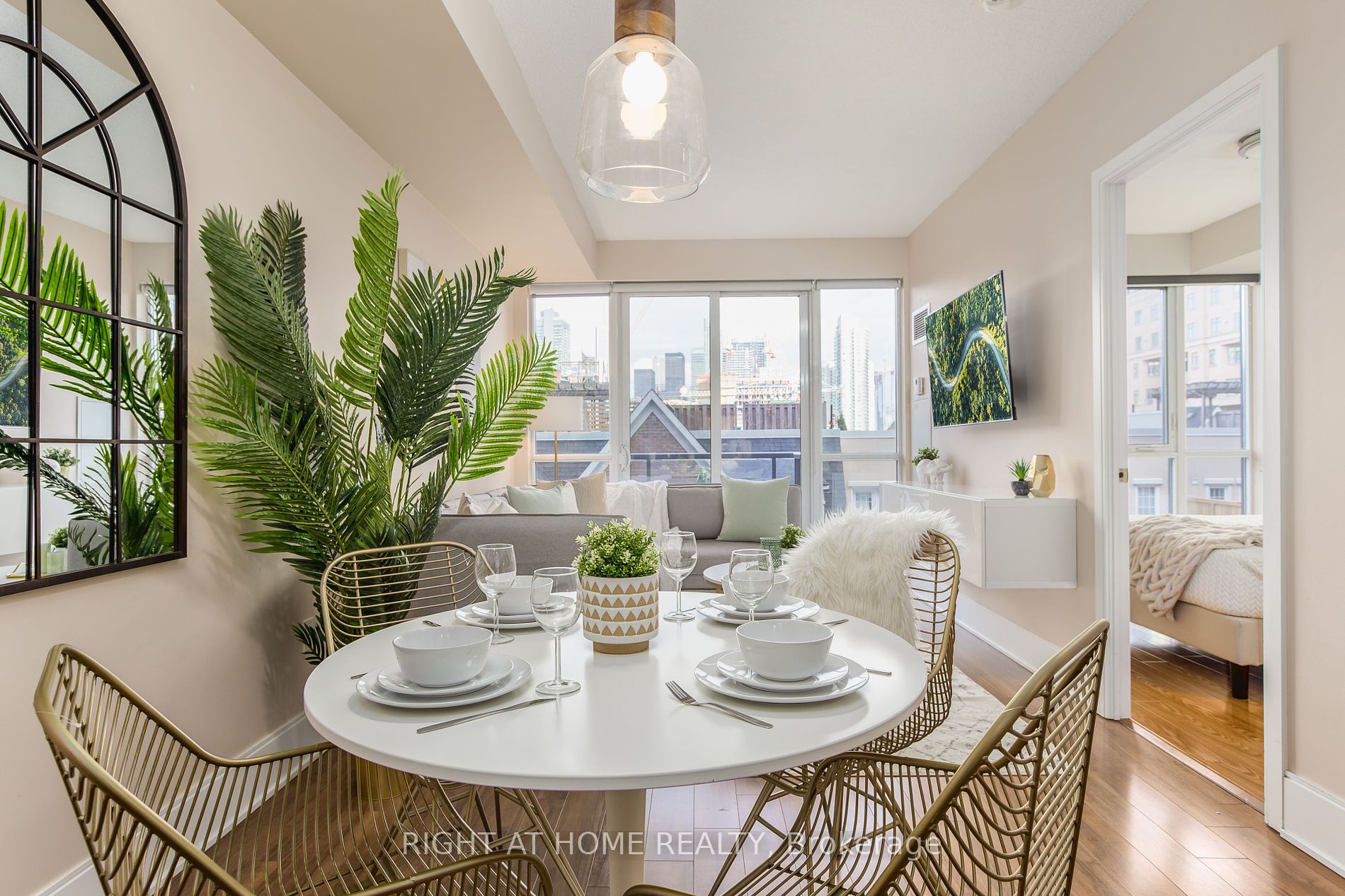 560 W Front St 417