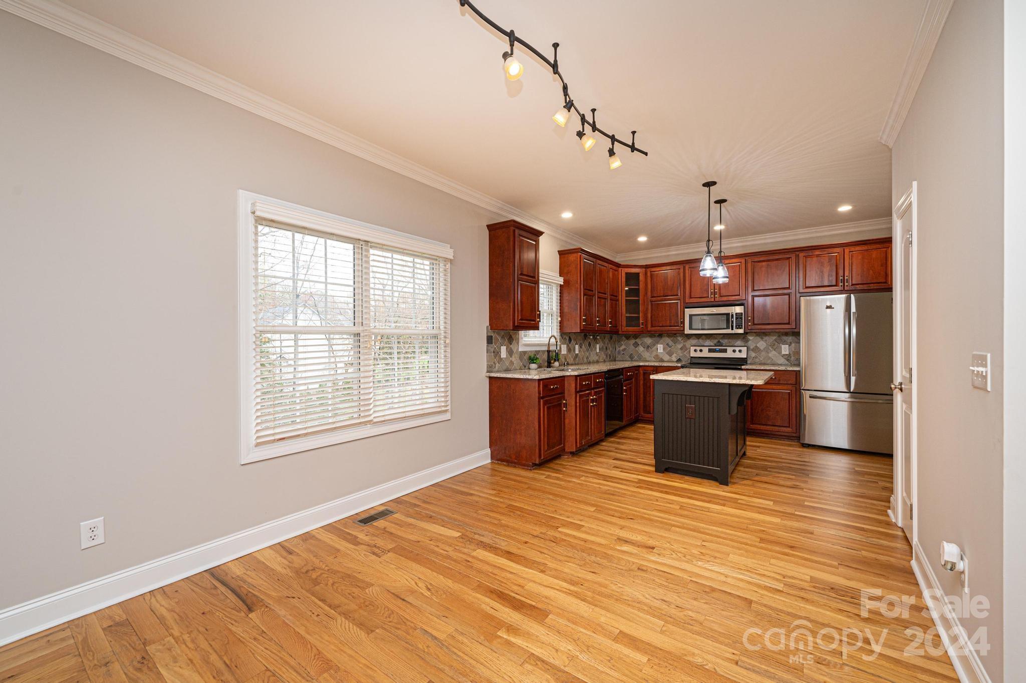 1021 38th Avenue NE 30
