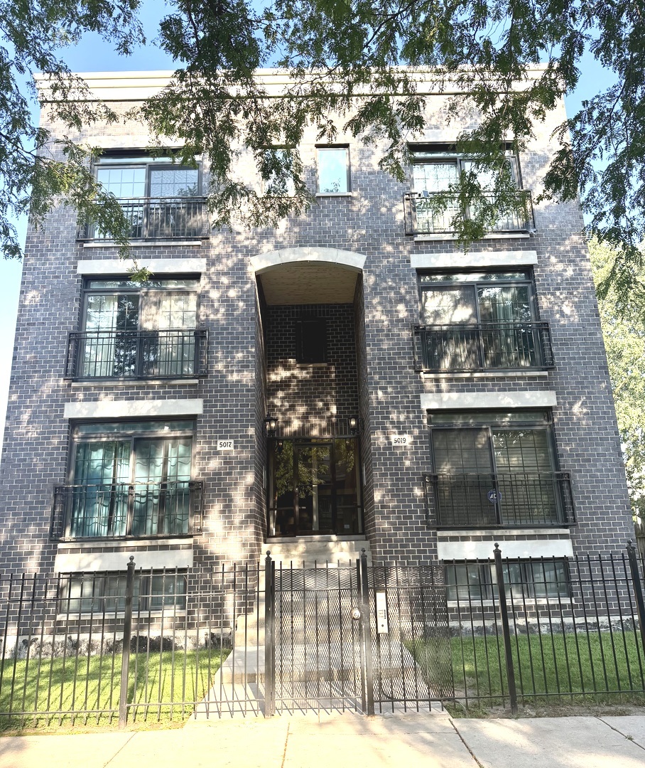 Fantastic opportunity to own your own duplex in the Hot Bronzeville/Washington Park!! Its a huge unit and has 4 spacious bedrooms, 3 bathrooms and a parking space in the rear. Freshly painted, the unit is in great condition! It features maple kitchen cabinets, granite tops, stainless steel appliances, and hardwood floors. Located in a good neighborhood close to schools, shopping, restaurants, and public transportation. A must see!